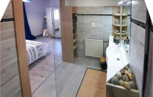 Maisons de vacances 4 Bedroom Amazing Home In Marzan : photos des chambres