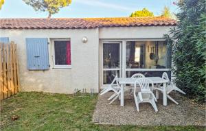 Maisons de vacances Nice home in Dolus-dOlron with Outdoor swimming pool, Sauna and 2 Bedrooms : photos des chambres