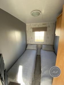 Promenade 566, direct beach access, close to fantasy island, WiFi, pet friendly - Meadow Lakes Caravan & Lodge Hire