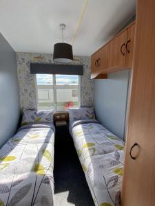 Promenade 852 - pet friendly, WiFi and just a few steps from the beach, close to Fantasy Island - Meadow Lakes Caravan & Lodge Hire