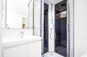 Maisons de vacances JACUZZI professionel Les pieds dans l'eau plage a 50 m : photos des chambres