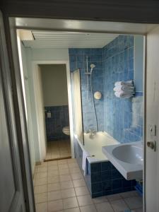 Hotels Hotel des Cymaises : Chambre Lits Jumeaux avec Salle de Bains Privative