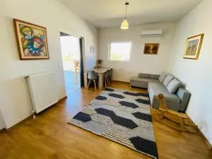 地铁站旁,免费停车位,距机场15分钟车程,独享80平米露台和美景,星空帐篷,舒适淋浴,宽敞3间房3张双人床公寓 - Agía Paraskeví