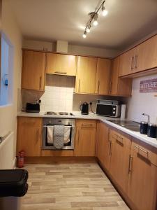 A Stylish Retreat - Super King Bed - Heart Of Town Centre - 5 mins Stroll to Beach