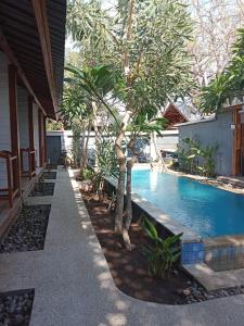 Phòng 2 Giường Đơn Nhìn Ra Hồ Bơi (Twin Room with Pool View)
