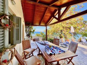 Apraos Beachfront House by DadoVillas