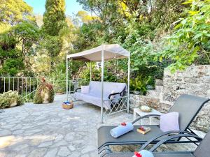 Apraos Beachfront House by DadoVillas