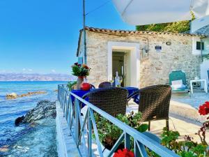 Apraos Beachfront Studio by DadoVillas