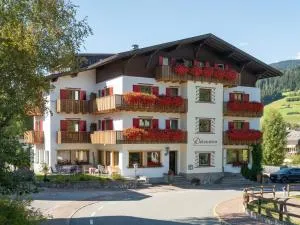Hotel Dolomiten - Novale