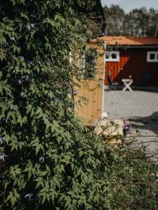 En lantlig idyll med skogen precis utanför dörren!