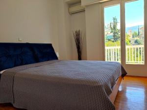 Bright & Spacious 3rd Floor Apartment with Lift 2 Balconies & Park Views Vyronas