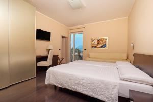 Triple Room with Balcony and Lake View room in Hotel Villa Smeralda