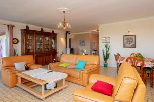 Maison dans un parc de verdure