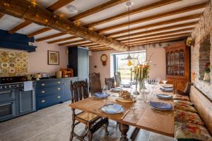 17th Century Cottage, Castle and Mountain Views