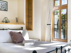 Stunning 2BR Apt with Balcony Next to Queens Uni - Pass the Keys