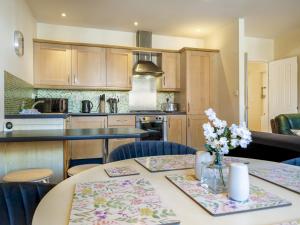 Stunning 2BR Apt with Balcony Next to Queens Uni - Pass the Keys