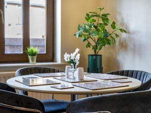 Stunning 2BR Apt with Balcony Next to Queens Uni - Pass the Keys