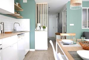 Bandol AZUR - 2 chambres, balcon, bord de mer, wifi, climatisé et parking privé