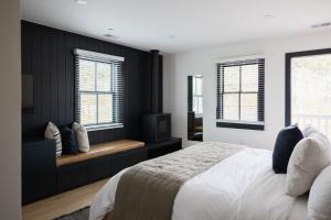 Superior King Room room in The Wildset