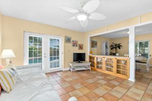 Flip Flop Bungalow with Pool