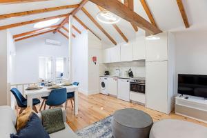 Modern Cativo Apartment by LovelyStay