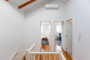 Modern Cativo Apartment by LovelyStay