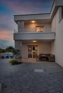 Holiday house Mareta - outdoor swimming pool, 4 bedrooms, WIFI - 亚德里亚