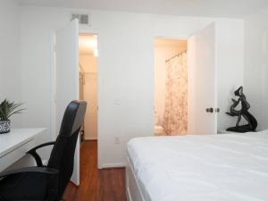 Spacious Condo Mins to Shands, University, & DOWNTOWN!