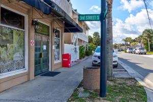 Lovely 2 bedroom condo in the heart of Flagler