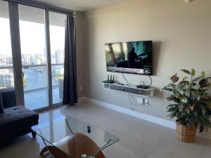 Stunning Penthouse Suite Waterfront 2BD 2BA