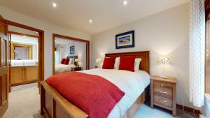 2BR in Blackcomb Greens, Wood Burning Fireplace, Communal Hot Tub, Nature Views