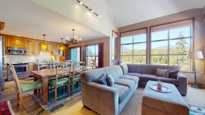 3BR in Blackcomb Greens, Wood Burning Fireplace, Complex Hot Tub, Parking, Mountain Views