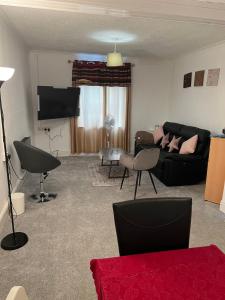 Cheerful Two Bedrooms Town house with free parking