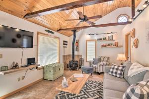 4 Mi to Grand Lake Mtn-View Cabin with Fire Pit!