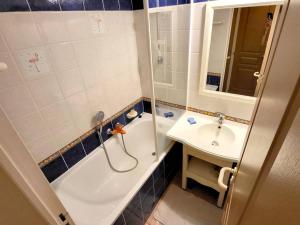Appartements T2 avec piscine, parking prive a 200m des plages et commerces - FR-1-316-237 : photos des chambres