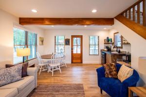 The Nuthatch Cabin 15 MIN to Magnolia Baylor