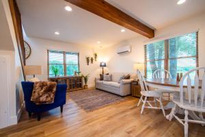 The Nuthatch Cabin 15 MIN to Magnolia Baylor