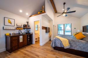 The Warbler Treehouse 15 MIn to Magnolia Baylor