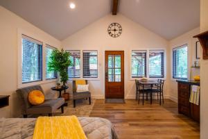 The Warbler Treehouse 15 MIn to Magnolia Baylor