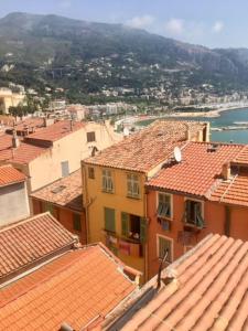 Duplex vue mer 50m de la plage des Sablettes