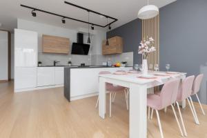 Warsaw Kondratowicza Apartment with Parking by Renters