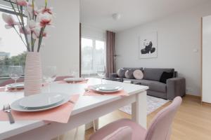 Warsaw Kondratowicza Apartment with Parking by Renters