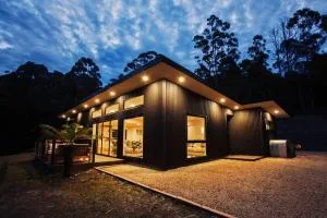 Bush and Beach Family Retreat - Adventure Bay