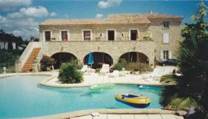 Mas du Garidel l Appartements avec piscine privée proche Ardèche à Saint Julien de Peyrolas - Saint-Julien-de-Peyrolas