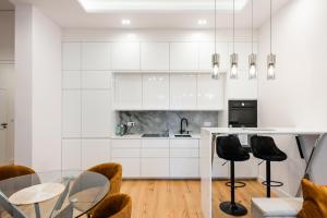 Złota Sophisticated Apartment by BookingHost