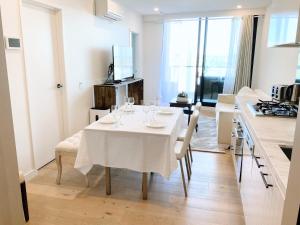 Executive Twin King Ensuites Apartment with Double sofa bed apartment at M-city shopping center, Clayton 3168 - Exclusive private sky mountain view to Dandenong ranges - Free Parking, Fast Wifi, Coffee Tea and Amenities