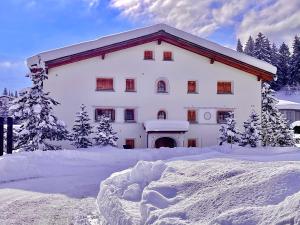 Laax Cozy Apartment Ski Bus in front of the Door