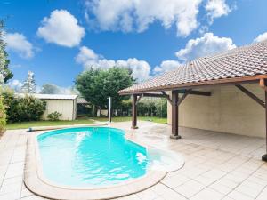 Maisons de vacances Alluring holiday home in Ste Eulalie en Born with pool : photos des chambres