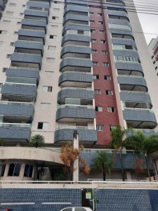 Apto na Vila Ocian Próximo á Praia com Wi-Fi e Churrasqueira na Sacada