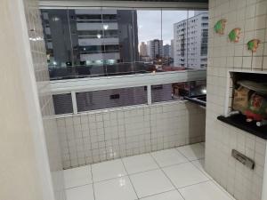 Apto na Vila Ocian Próximo á Praia com Wi-Fi e Churrasqueira na Sacada